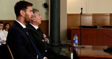 Lionel Messi et son père Jorge Horacio Messi, le 2 juin 2016 devant le tribunal de Barcelone