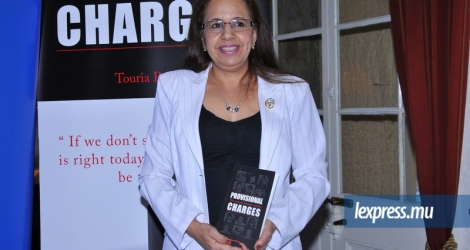 L'auteure, Touria Prayag, présentant son ouvrage.