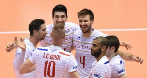 Les joueurs de l'équipe de France messieurs se félicitent après avoir gagné un point contre le Venezuela lors du tournoi de qualification olympique (TQO) de Tokyo le 4 juin 2016 