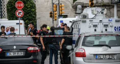 La police turque sur le site où s'est produit un attentat à la voiture piégée à Istanbul, le 7 juin 2016