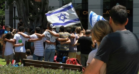 Un couple regarde le restaurant ciblé par un attentat, à Tel Aviv le 9 juin 2016.
