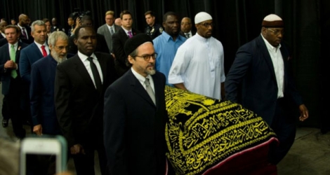 Arrivée du cercueil de Mohamed Ali pour un service religieux au Freedom Hall le 9 juin 2016 à Louisville.