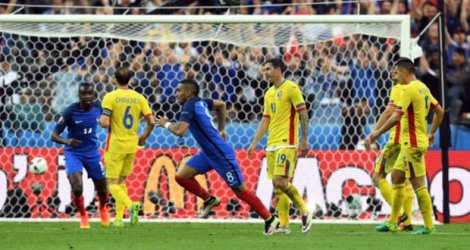 Le meneur de jeu français Dimitri Payet inscrit le 2e but des Bleus contre la Roumanie en ouverture de l'Euro, le 10 juin 2016 au Stade de France