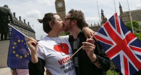 Des personnes s'embrassent pour représenter l'union de l'Europe et du Royaume-Uni à Londres.