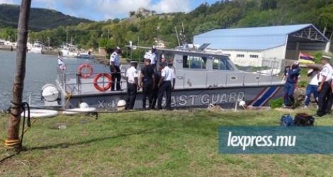 Le Fast Interceptor Boat des garde-côtes a pu secourir le marin blessé à bord du MV Long Glory