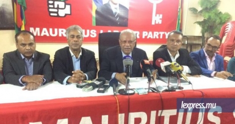 Navin Ramgoolam, le leader du PTr, et d'autres membres du parti face à la presse le jeudi 23 juin à Port-Louis.