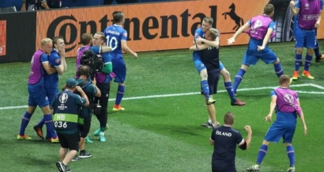 Les Islandais fêtent leur qualification pour les quarts de l'Euro devant l'Angleterre à l'Allianz Riviera, le 27 juin 2016