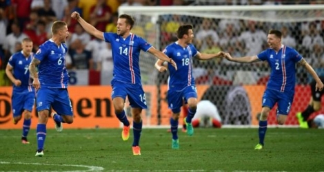 Les joueurs islandais euphoriques après leur qualification pour les quarts de l'Euro devant l'Angleterre à Nice, le 27 juin 2016 