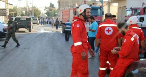 Des membres de la Croix rouge libanaise à proximité du village d'Al-Qaa dans l'est du Liban, le 27 juin 2016 