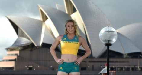 L'Australienne Sally Pearson, championne olympique en titre du 100 m haies pose, avec sa tenue officielle pour les JO de Rio.