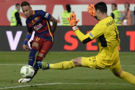 L'attaquant vedette du Barça Neymar (g) inscrit un but face à Séville lors de la Coupe du Roi au stade Vicente Calderon, le 22 mai 2016 