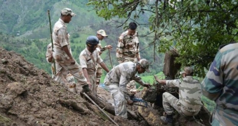 Une photo distribuée par l'armée indienne montre des soldats à la recherche de survivants après un glissement de terrain dans l'Uttarakhand, en Inde, le 2 juillet 2016 