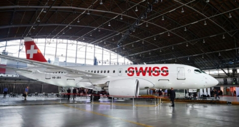 Le premier CS 100 séries de Bombardier présenté à l'aéroport de Zurich le 6 Juillet.