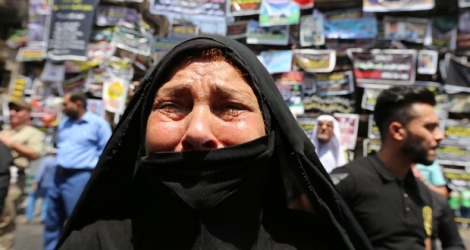 Une Irakienne pleure devant le mémorial dressé en hommage aux victimes de l'attentat de la semaine dernière.