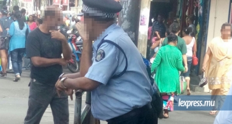 Certains de nos policiers, comme ceux-ci, aperçus hier dans les rues de capitale, risquent d’avoir un peu de mal à courser les malfrats…