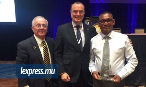 Salim Toorabally a recu un trophée des mains du Dr Lou Marciani, directeur du NCS4 et de Mike O'Oconell, directeur d'Interpol.