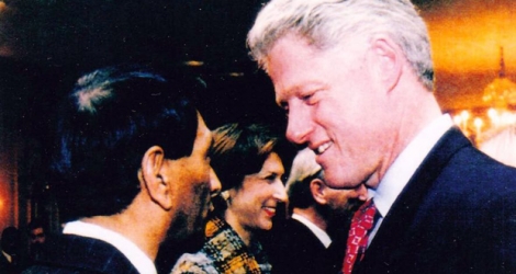 L’ancien Ambassadeur de Maurice aux Etats-Unis, Chitmansing Jesseramsing en compagnie de l’ex-président des Etats-Unis Bill Clinton.