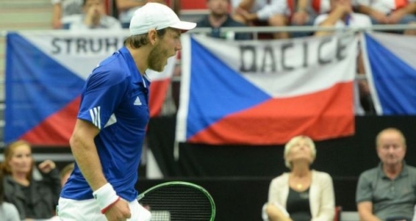 Le Français Lucas Pouille face au Tchèque Jiri Vesely en Coupe Davis, le 15 juillet 2016 à Trinec