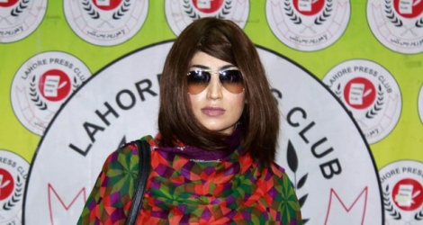 Souvent comparée à la vedette américaine Kim Kardashian, Qandeel Baloch, jolie brune aux lèvres pulpeuses, a été étranglée au domicile de ses parents dans la province du Pendjab.