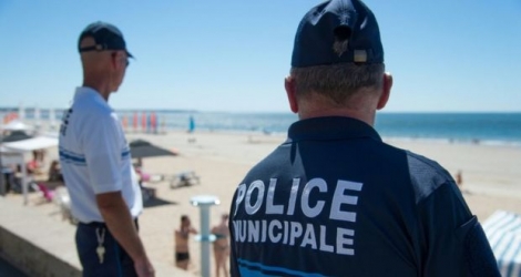 Des policiers municipaux surveillent la plage de La Baule (Loire-Atlantique) le 18 juillet 2016