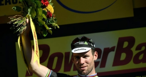 Le cycliste britannique Mark Cavendish sur le podium après avoir remporté la 14e étape du Tour de France 2016 entre Montelimar et Villars-les-Dombes, le 16 juillet 2016.