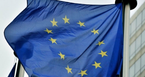 Le drapeau européen flotte au siège de la Commission européenne, à Bruxelles.