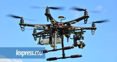 La police interdit l'opération de drones dans un rayon de 15 milles nautiques autour de l'aéroport.