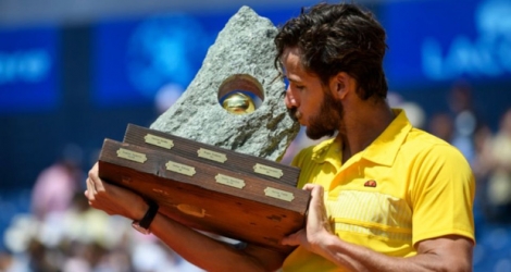 L'Espagnol Feliciano Lopez embrasse son trophée après sa victoire face au Néerlandais Robin Haase en finale du tournoi de Gstaad (Suisse).