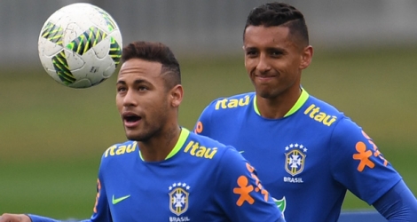 Le Brésilien Neymar (g) lors d'une séance d'entraînement en vue du tournoi olympique de football à Teresopolis.