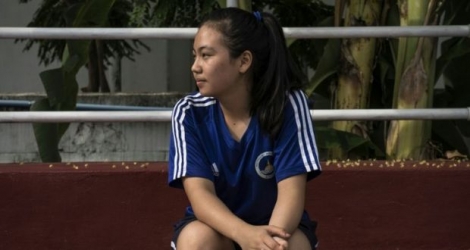 La jeune nageuse laotienne Siri Arun Budcharern, 14 ans, assise dans les tribunes de la piscine de Vientiane, le 30 mai 2016