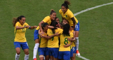 Les Brésiliennes se congratulent après le but inscrit par Monica (au centre) contre la Chine, le 3 août 2016 au stade olympique Enghenao.