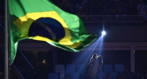 Le drapeau brésilien flotte sur le stade Maracana pendant la cérémonie d'ouverture des JO, à Rio de Janeiro. Fabrice COFFRINI  /  AFP