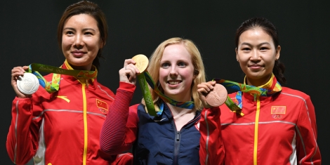 Virginia Thrasher (au centre.) a remporté la première médaille d’or des Jeux dans l'épreuve de la carabine à 10 m devant deux Chinoises, Du Li, championne olympique en 2004, et Yi Siling, tenante du titre. 