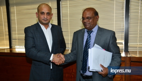 Le 20 juillet, Vickhram Katral (à g.), PD.-G d’Omega Ark, a signé l’accord pour la reprise de l’hôpital.