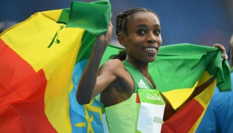 L'Ethiopienne Almaz Ayana médaillée d'or sur le 10.000 m fait le tour du stade olympique à Rio après son succès le 12 août 2016