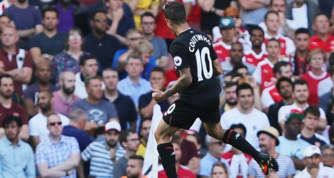 Le Brésilien de Liverpool Philippe Coutinho fête le premier de ses deux buts face à Arsenal, le 14 août 2016 à l'Emirates Stadium.