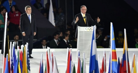 Le président des Jeux Paralympiques de Rio Carlos Nuzman (d) prononce un discours lors de la cérémonie d'ouverture des JO-2016 au Maracana, le 5 août.