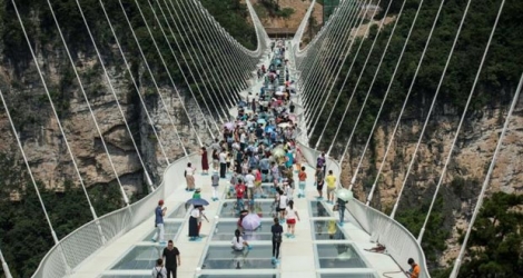 Le pont piéton en verre le plus long et haut du monde ouvre au public dans les montagnes de Zhangjiajie (centre de la Chine), le 20 août 2016.