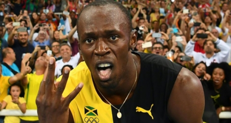 Le Jamaïcain Usain Bolt fait le chiffre trois avec ses doigts, après la victoire de la Jamaïque en finale du 4x100m aux Jeux de Rio, le 19 août 2016, symbolisant ses trois triplés obtenus aux JO 2008, 2012 et 2016.