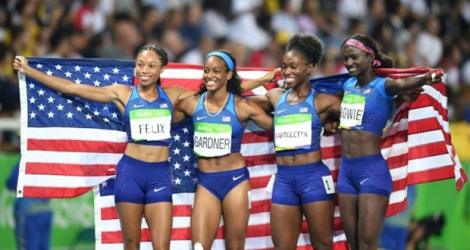 Les Américaines Tori Bowie, Tianna Bartoletta, English Gardner et Allyson Felix après leur victoire en finale du relais 4x100 m des JO de Rio, le 19 août 2016 .