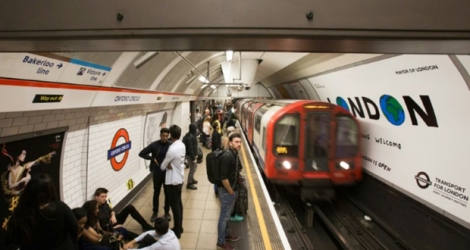 Une rame arrive à la station Oxford Circus à Londres, le 20 août 2016 dans le cadre du lancement du métro de nuit.