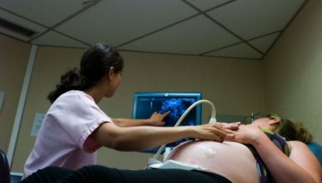 Un médecin fait une échographie à la maternité d'Argenteuil, près de Paris, le 22 juillet 2013 