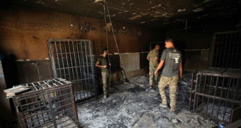 Des soldats des forces progouvernementales irakiennes inspectent une prison qui avait été contrôlée par l'EI à Falloujah, en Irak.