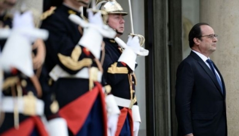 Le président de la République François Hollande attend le Premier ministre et le président de la République portugais le 10 juin 2016 à l'Elysée 