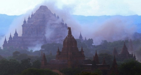 Le temple Sulamuni enveloppé de poussière après un tremblement de terre en Birmanie le 24 août 2016.