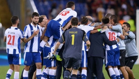 Les joueurs de Porto fêtent leur qualification en phases de poules de la Ligue des champions face à l'AS Rome, le 23 août 2016 à Rome 