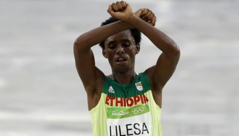 L'Ethiopien Feyisa Lilesa, 2e du marathon des JO de Rio, fait un geste de protestation contre la répression gourvernementale dans son pays, le 21 août 2016