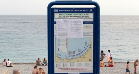 Un arrêté municipal interdisant le port du burkini sur une plage de Nice.