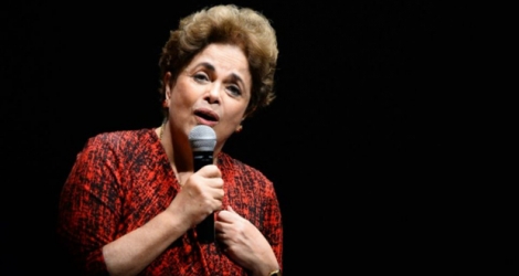 La présidente brésilienne suspendue Dilma Rousseff lors d'un meeting de son parti, le Parti des Travailleurs (PT) à Brasilia le 24 août 2016 .
