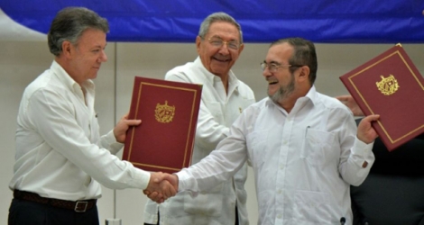 Le président colombien Juan Manuel Santos (G) et Timoleon Jimenez, alias 
